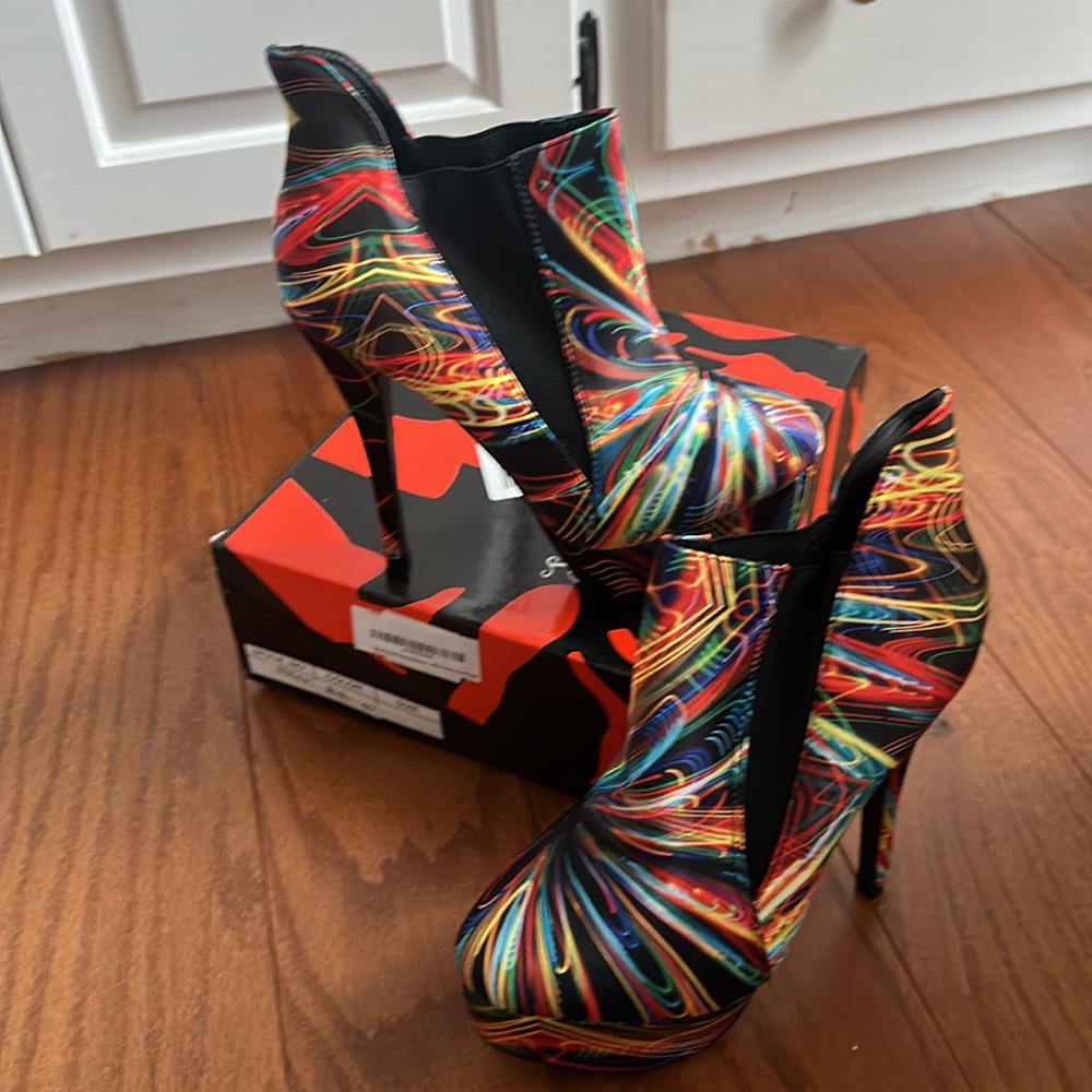 Show Story Black Multicolored Booties - Picture 2 of 4
